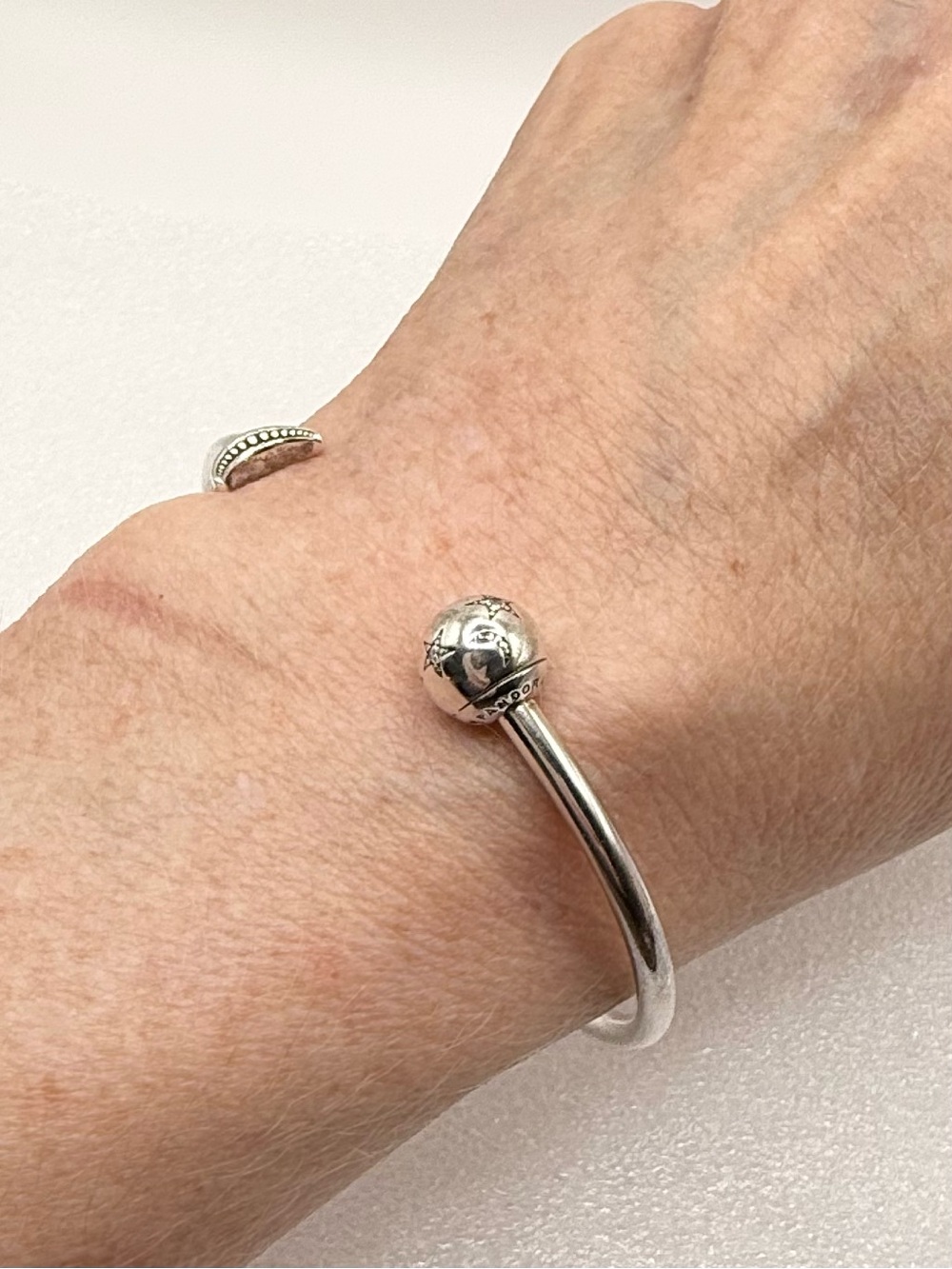 This Pandora Moments Moon & Stars Open Bangle sterling silver - Picture 10 of 10